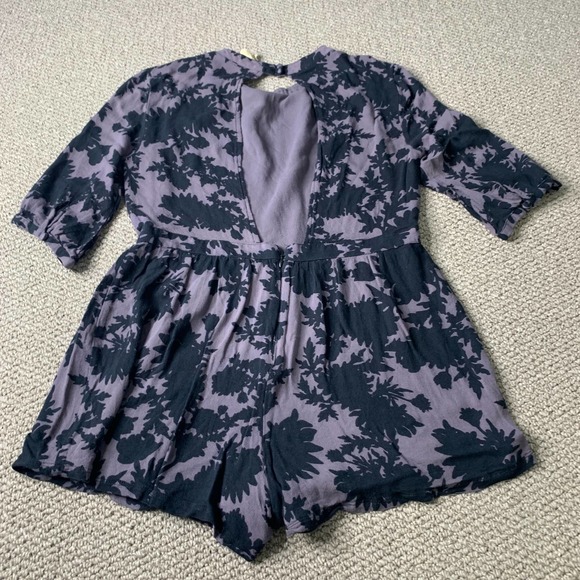 Sea Gypsies Mi Amore Womens Romper Size Medium Purple/Black Floral Cut Out Back - Picture 3 of 10
